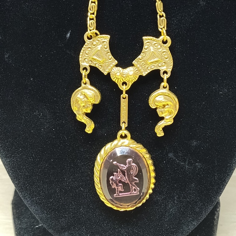 Goldette vintage Intaglio purple cameo Greek goddess Venus gold tone costume - Picture 2 of 13